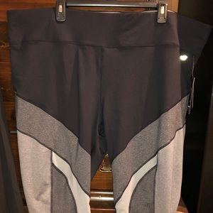 NWT Avia 4x workout capris.